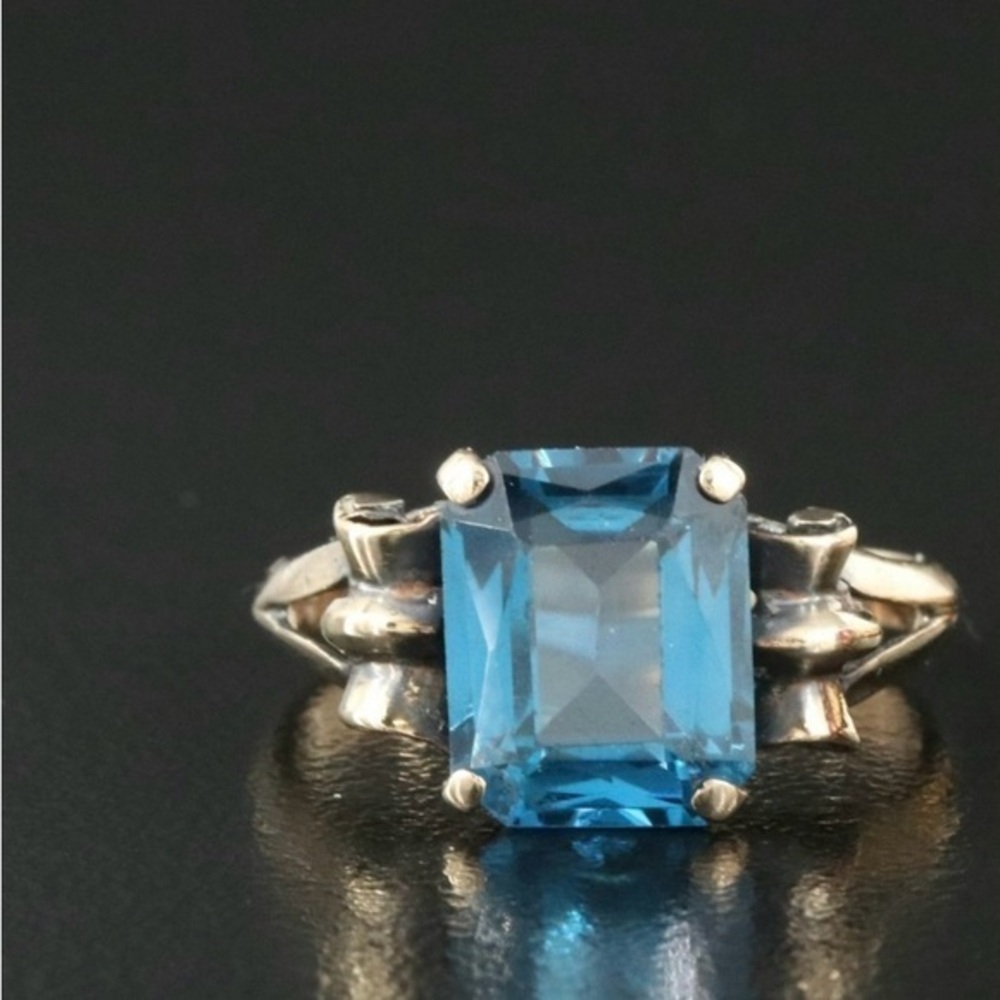 Vintage Solid yellow gold blue glass ring